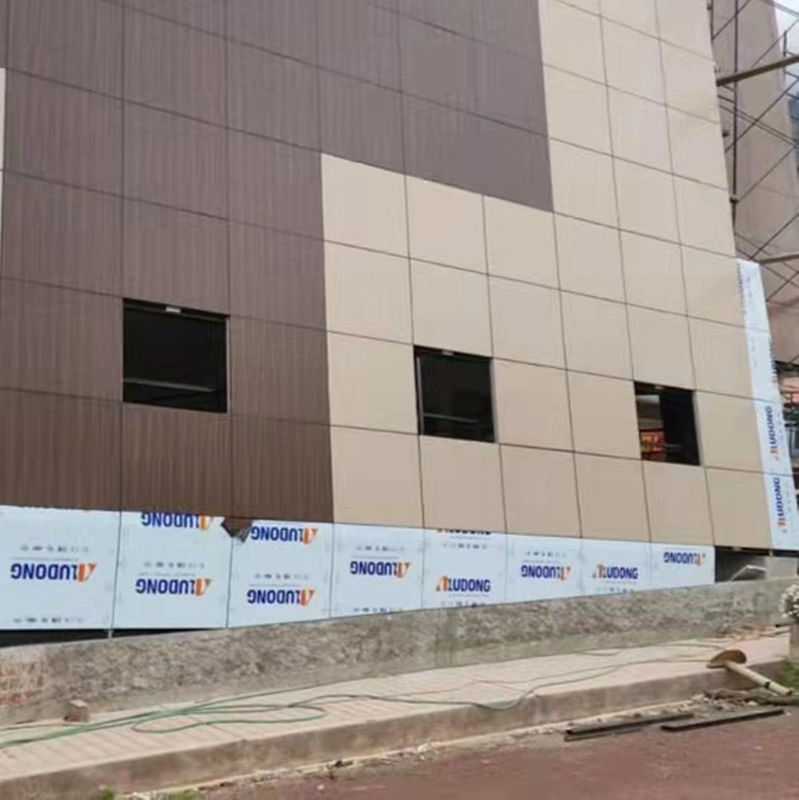 Πυροσβεστική επιφάνεια από σύνθετο αλουμίνιο PVDF κλάσης Β1 για εξωτερική διακόσμηση τοίχων